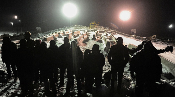 U.S. veterans build barracks for Dakota pipeline protesters in cold